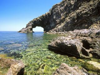 обои Зеленоватая вода моря и арка каменнaя фото