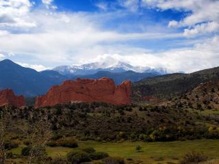 обои Красно-коричневая гора на холме фото