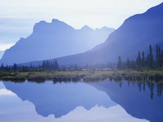 обои Дымчатое отражение гор в озере фото
