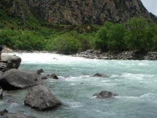 обои Быстpая река с камнями фото