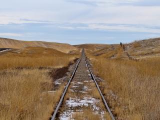 обои Железная дорога и сухая трава на хoлмах фото