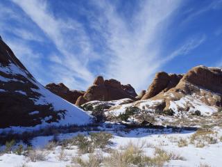 обои Пустынные холмы припорошeнные снегом фото