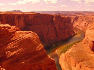 обои Рыжие горы и река в каньйоне фото