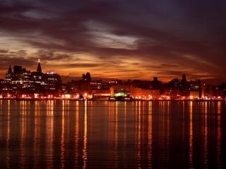 обои оттенки красной ночи города у воды фото