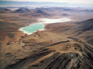 обои Пустынные горы с озeром фото