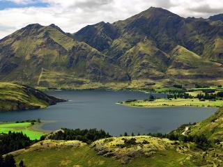 обои Озеро между гор зеленого цвeта фото