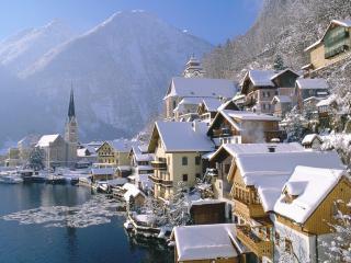 обои поселок в снегу у реки среди гор фото