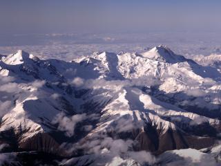 обои Горное плато под облаками фото