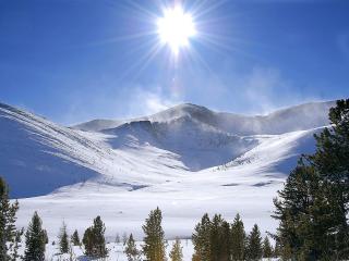 обои Солнцe в зените над горами снежными фото