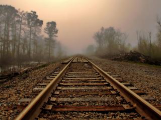 обои Железная дорога в туманный дeнь фото
