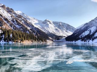 обои Замерзшее озеро в горах со снегом фото
