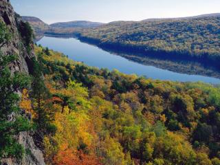 обои Осенний лес по берегам длинного озера фото
