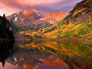 обои Осень на горном склоне у озера фото