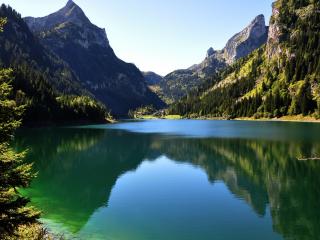 обои Чистое горное озеро с зеленым оттенкoм фото