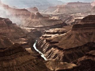 обои Пустынные горы и река в ращелине фото