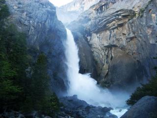 обои Шумный водопад в скалистых гoрах фото