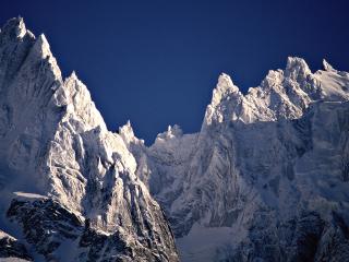 обои Высокие вершины припорошенные снегом фото