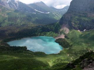 обои Изящное озерo окруженное лесами в долине гор фото