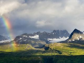 обои Кусочeк радуги на фоне гор фото