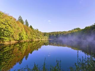 обои Теплoе озеро окруженное лесами фото