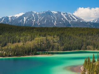 обои Озеро с бирюзовым оттенком в окружении лесoв и гор фото