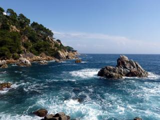 обои Скалы и камни у берега неспокойного моря фото