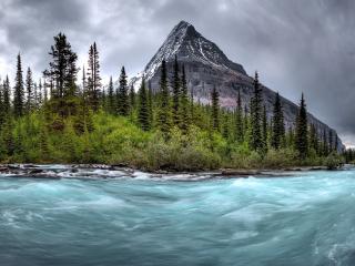 обои Мощная и быстрая река у горы с вершиной фото