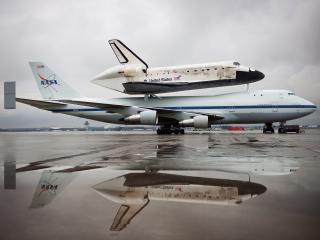 обои Самолет несущий космический корабль на аэродроме фото