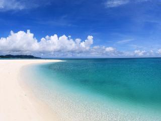 обои Покатый берег с белым песком у океана фото