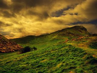 обои Зеленые склоны гор под пасмуpным небом фото