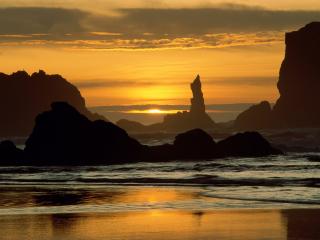 обои Вечерний закат у моря со скалами фото