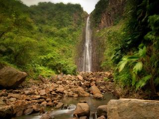 обои Высокий водопад и насыпь камней в реке фото