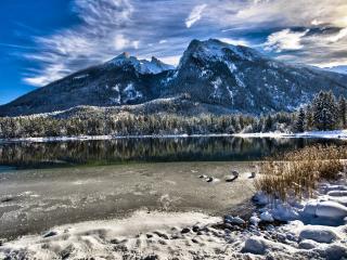 обои Незамерзшеe озеро зимой фото