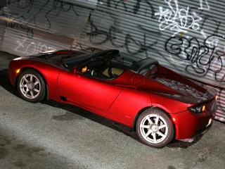 обои Tesla Roadster 2007 у стены фото