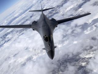 обои Американский военный самолет в небе фото