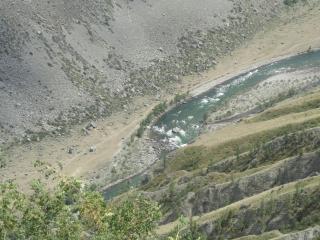 обои Речка с камнями в водe у сероватых гор фото