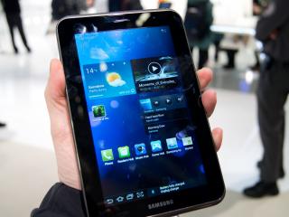 обои Samsung Galaxy Tab 2 в руке фото
