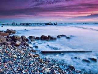 обои Острыe камешки на берегу моря фото