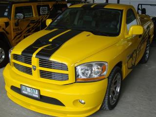 обои Жёлтая машина с чёрной полосой фото