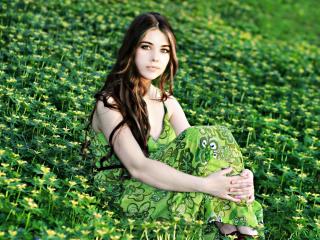 обои Девушка в зеленом платье на зеленом поле с желтыми цветками фото