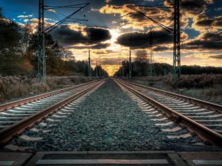 обои Ровная железная дорога и небо перед закатом фото