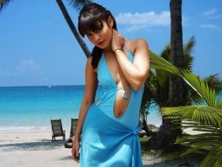 обои Брюнетка в голубом платье на тропическом берегy фото