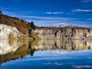 обои Тихое озеро у камянных скал фото