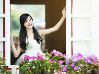 обои Веселая азиатка на балконе фото