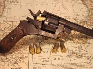 обои Старый револьвер с пyлями на карте фото