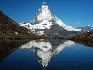обои Пирамидальная гора у озера фото