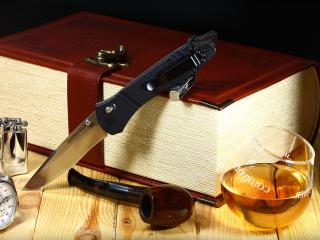 обои для рабочего стола: Вино и трубка,   часы,   зажигалка и нож у книги