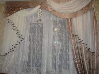 обои Окно с бежевыми шторами и тюлью фото