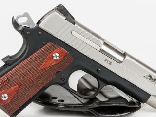 обои Пистолет с коричнево-красной рукояткой фото