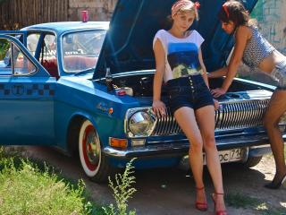 обои Русские девушки у синей Волги фото